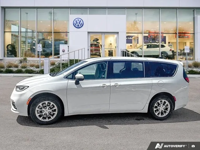 Chrysler Pacifica 2023 photo 2
