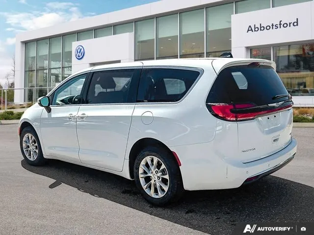 Chrysler Pacifica 2023 photo 3