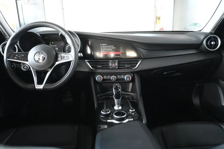 Alfa Romeo Giulia 2018 photo 2