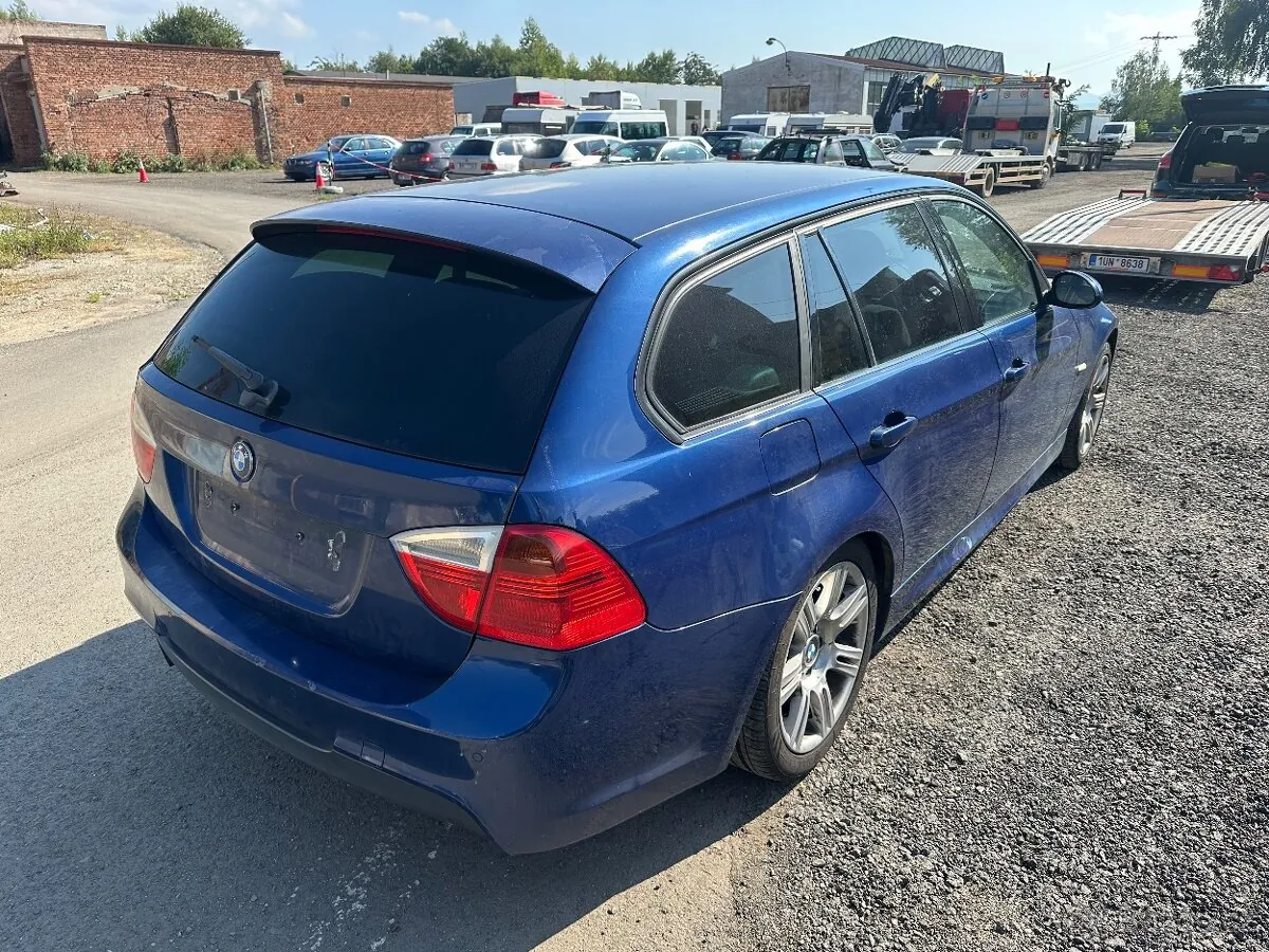 BMW 3 Series photo 3