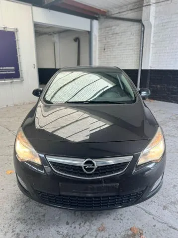 Opel Astra 2012 photo 2