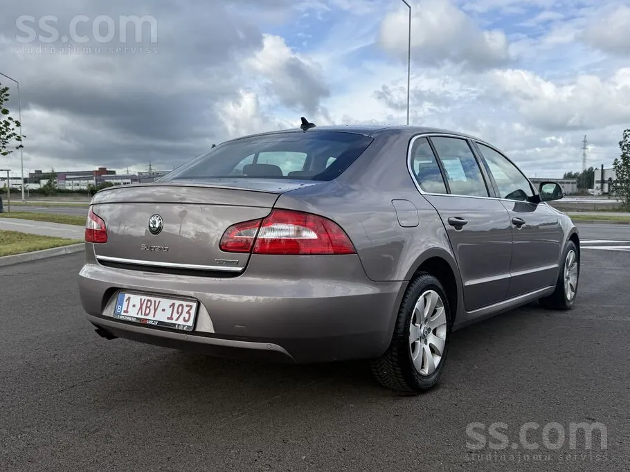 Skoda Superb 2011 photo 2