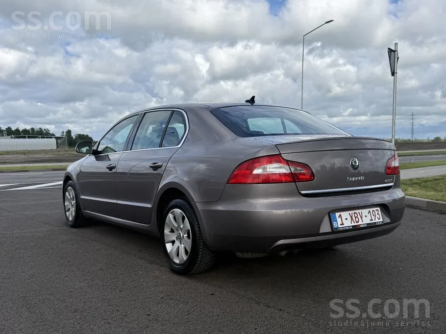 Skoda Superb 2011 photo 4
