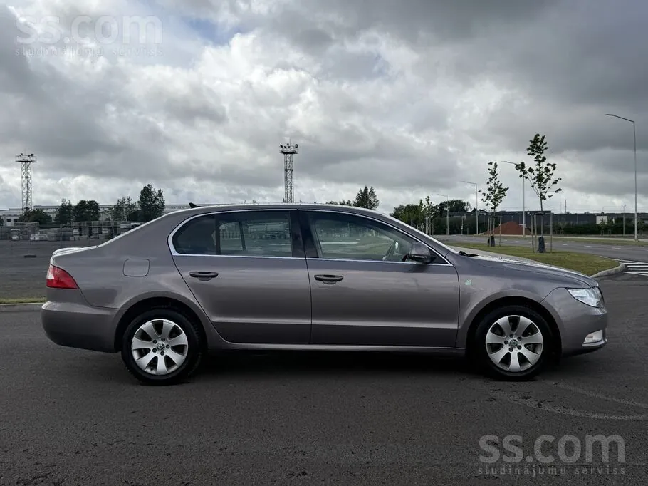 Skoda Superb 2011 photo 5