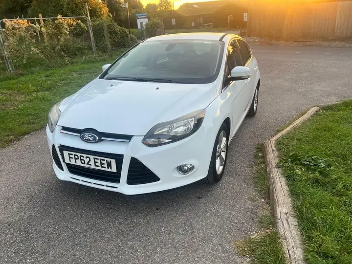 Ford Focus 2012 photo 2