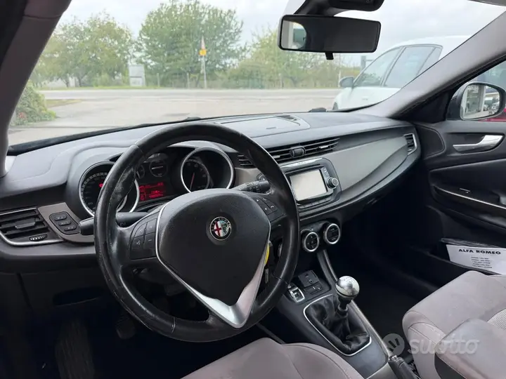 Alfa Romeo Giulietta 2014 photo 2