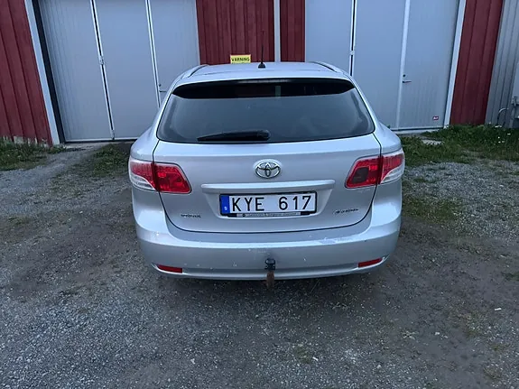 Toyota Avensis 2010 photo 2