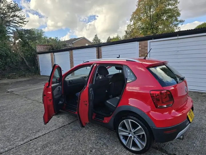 Volkswagen Polo 2011 photo 2