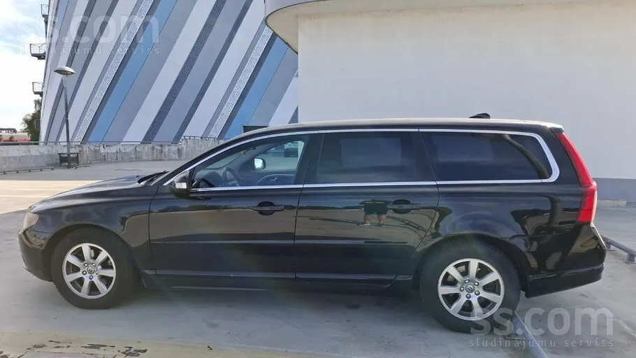 Volvo V70 2010 photo 2