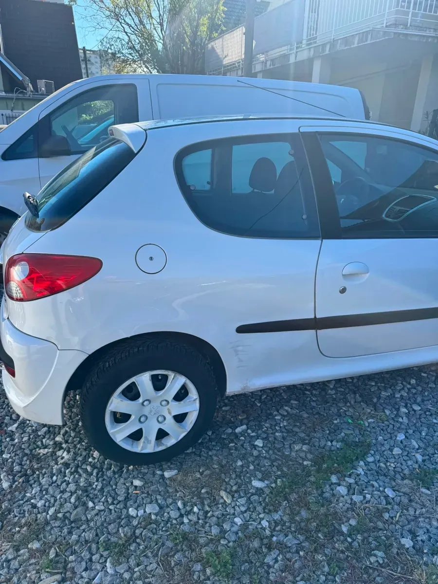 Peugeot 206 2011 photo 3