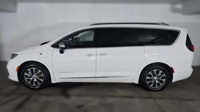 Chrysler Pacifica 2023 photo 3
