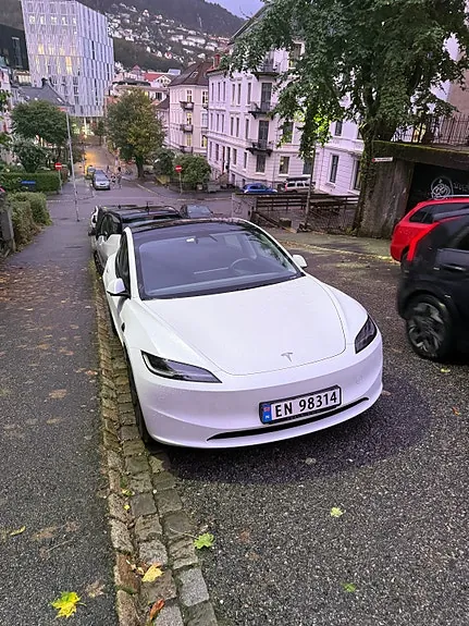 Tesla Model 3 2025 photo 3