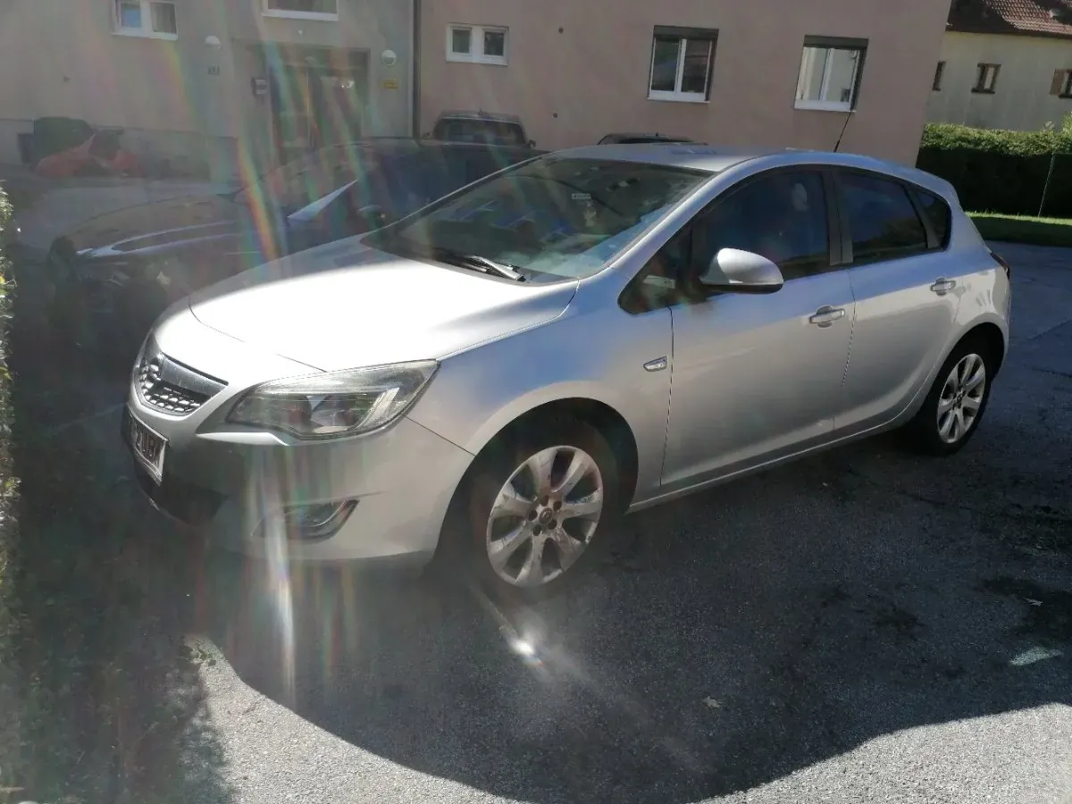 Opel Astra 2011 photo 3