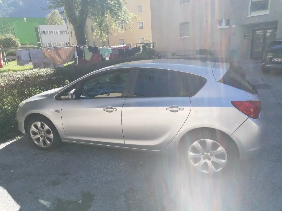 Opel Astra 2011 photo 2