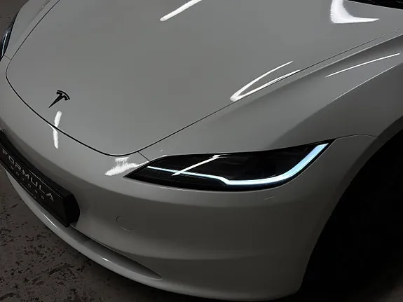 Tesla Model 3 2026 photo 4
