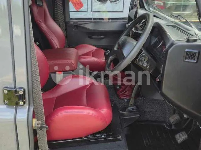 Land Rover Defender 1993 photo 4