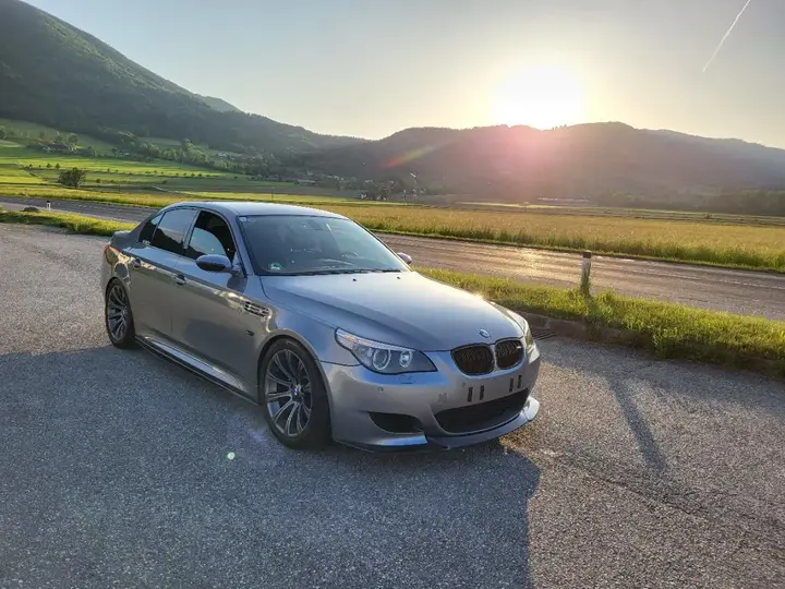 BMW 5 Series 2005 photo 2
