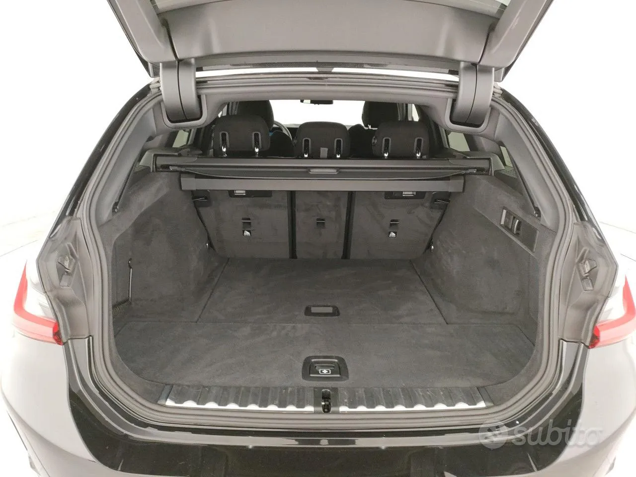 BMW 320D Touring 2025 photo 4