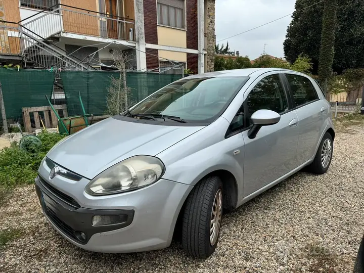 Fiat Punto 2011 photo 2