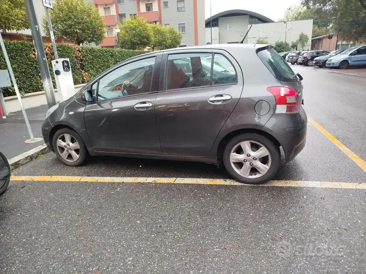 Toyota Yaris 2010 photo 2