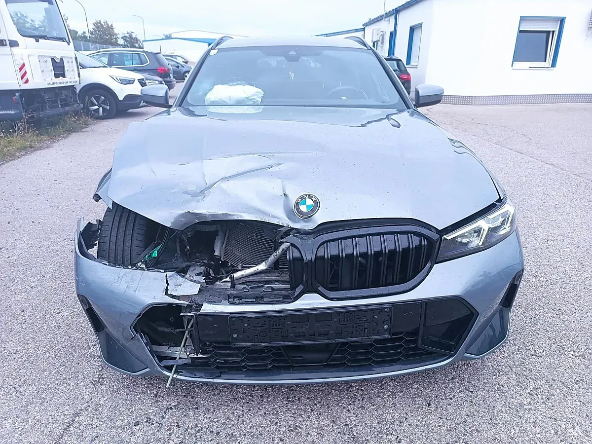 BMW 3 Series 2023 photo 2
