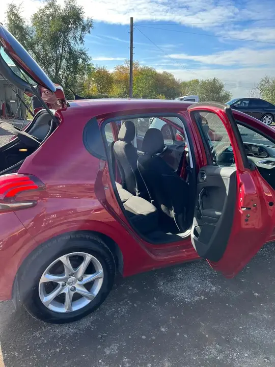 Peugeot 208 2016 photo 3