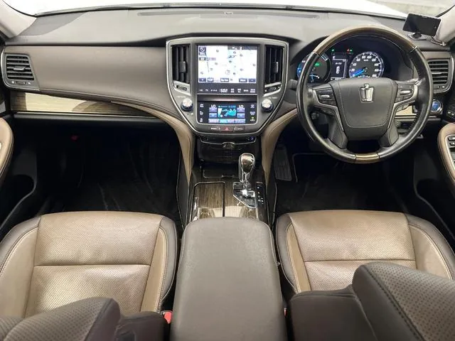 Toyota Crown Majesta 2016 photo 2