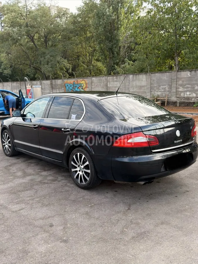Skoda Superb 2010 photo 4