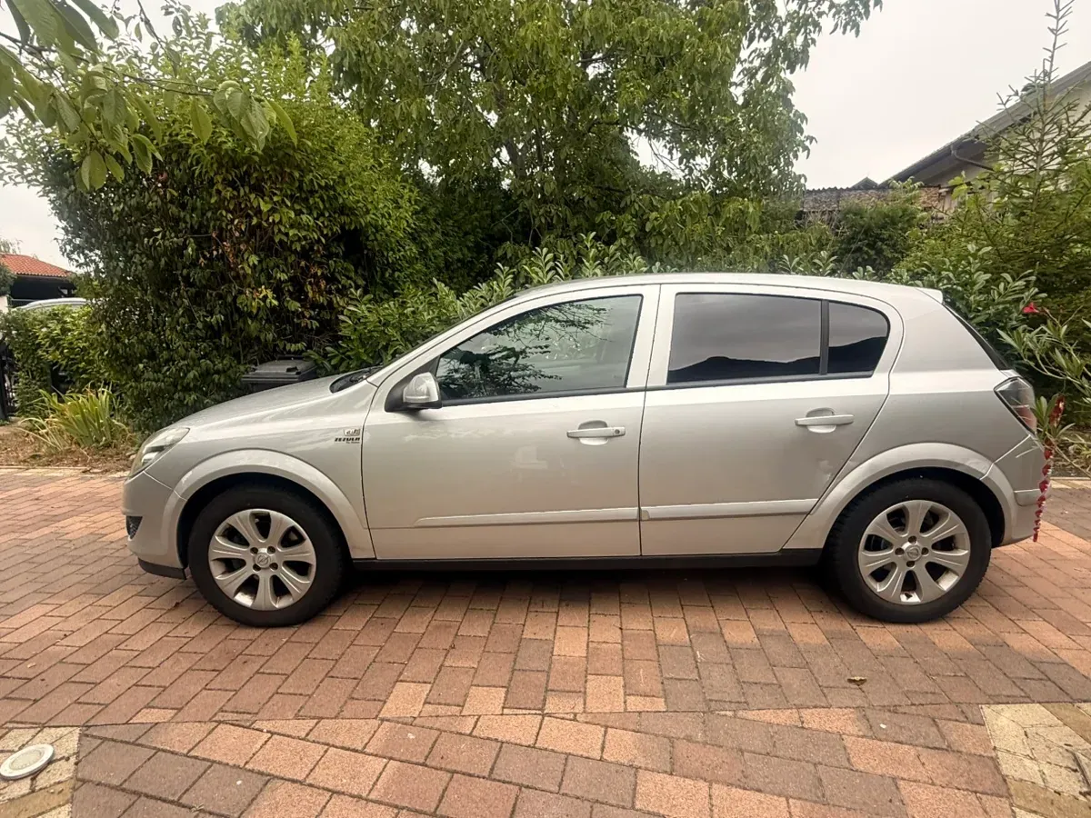 Opel Astra 2009 photo 2
