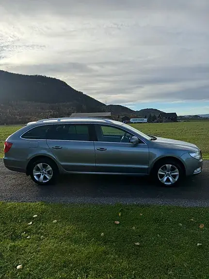 Skoda Superb 2012 photo 2