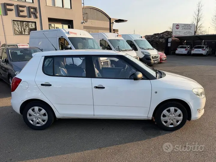 Skoda Fabia 2012 photo 3