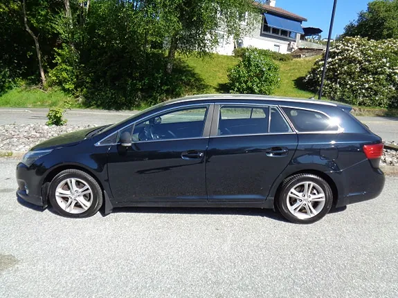 Toyota Avensis 2012 photo 2