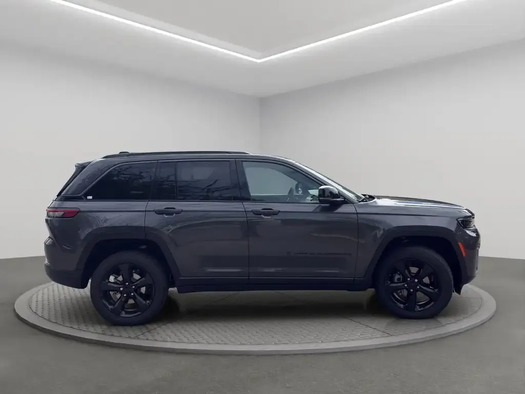 Jeep Grand Cherokee 2026 photo 3