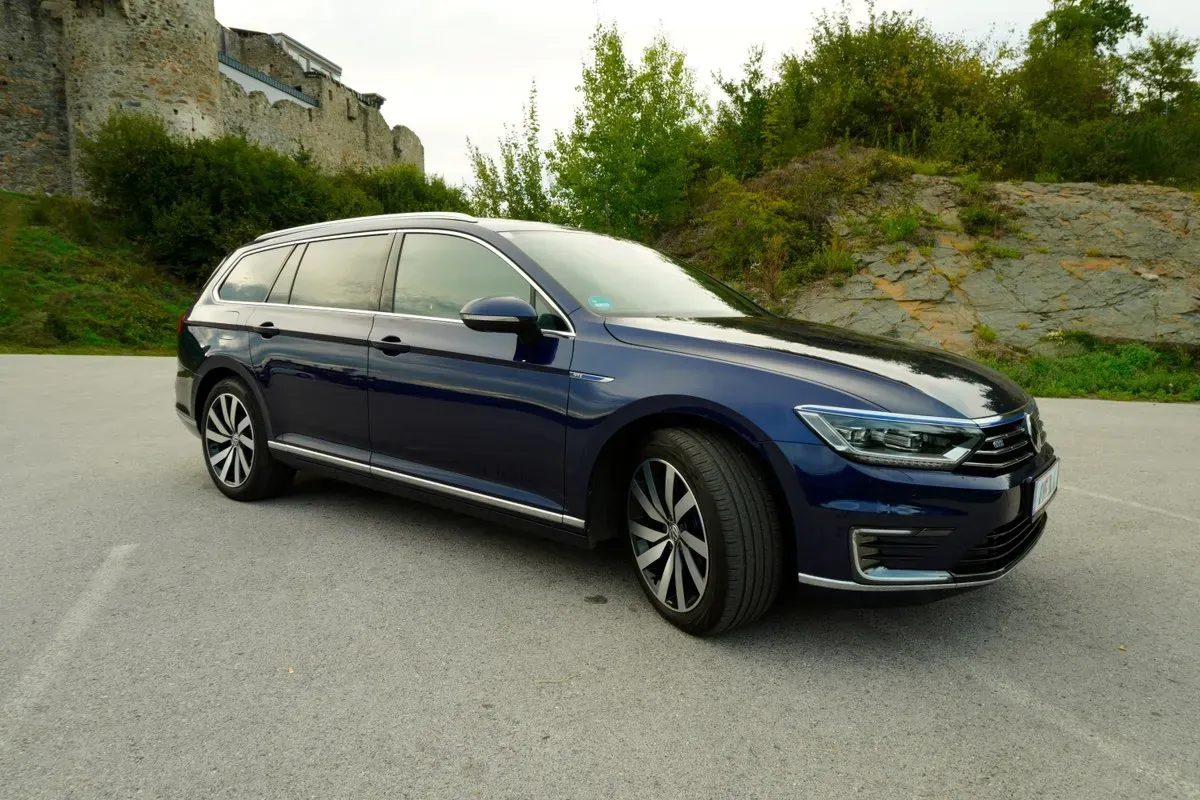 Volkswagen Passat 2018 photo 2