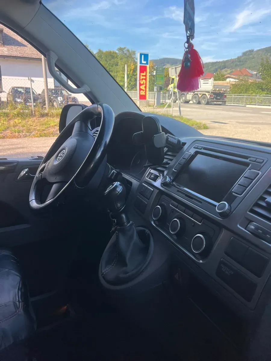 Volkswagen Multivan 2012 photo 2