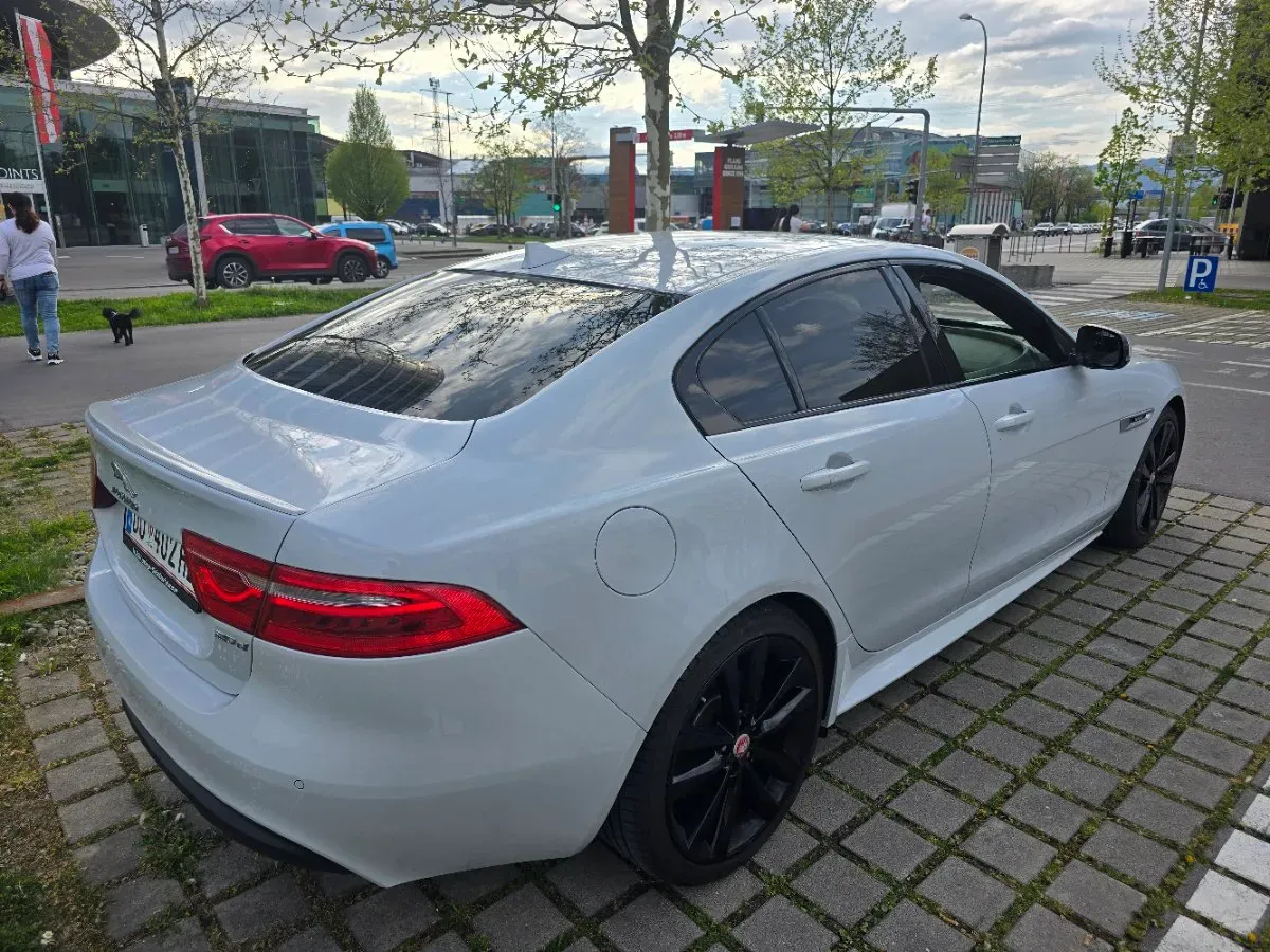 Jaguar Xe 2015 photo 3