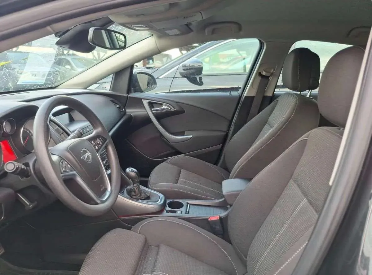 Opel Astra 2012 photo 3