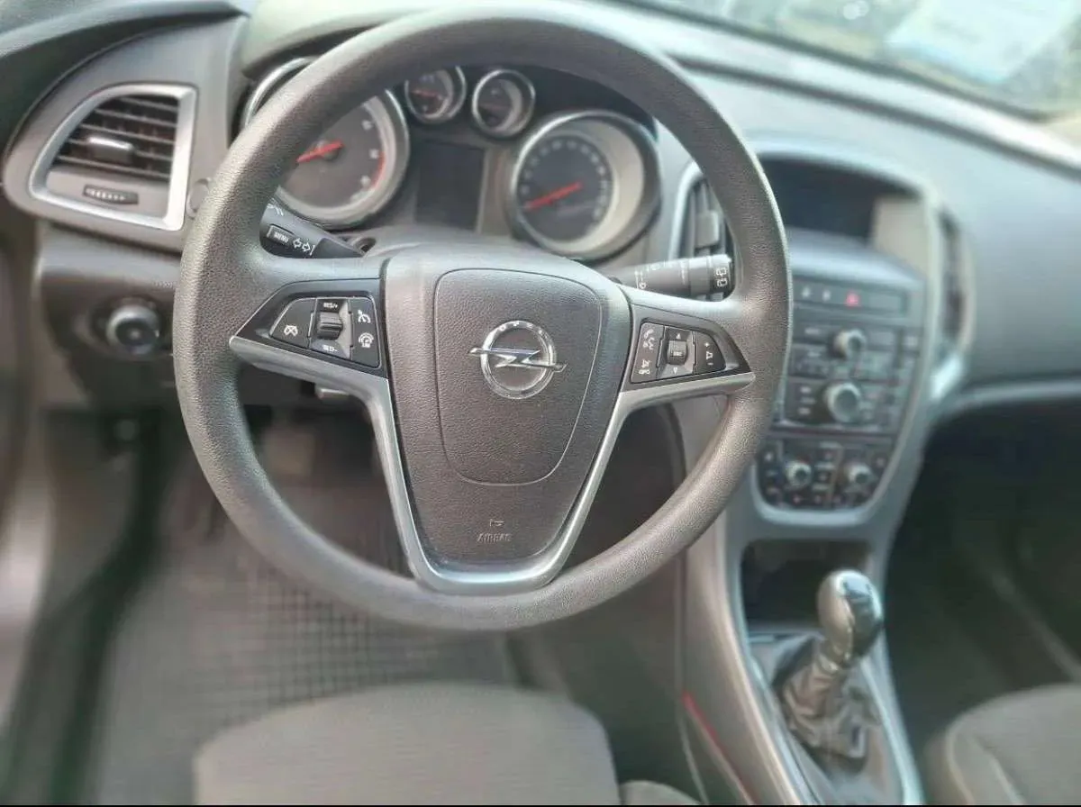Opel Astra 2012 photo 2