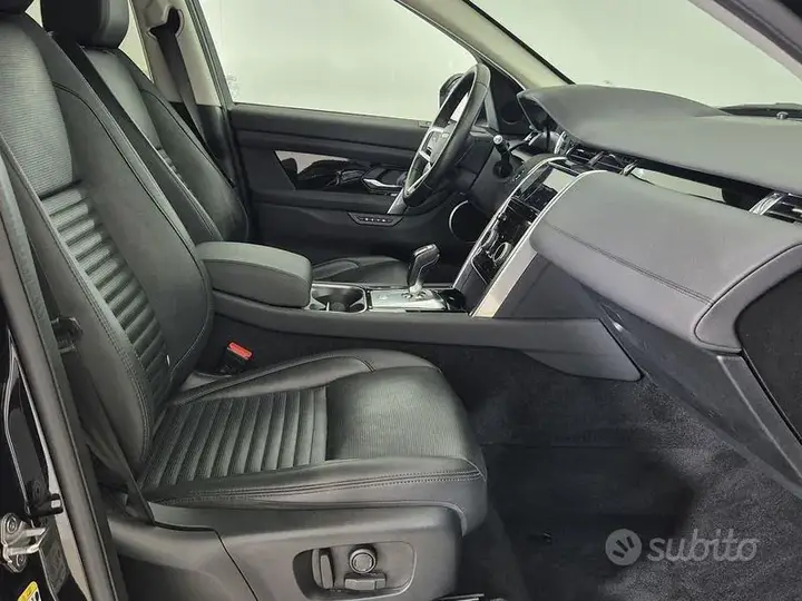 Land Rover Discovery Sport 2023 photo 3