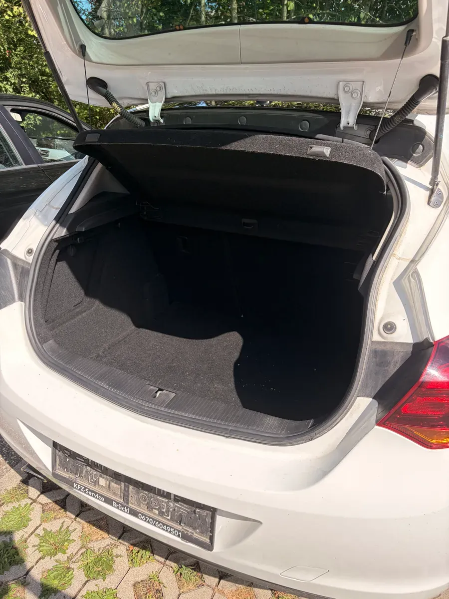 Opel Astra 2011 photo 3