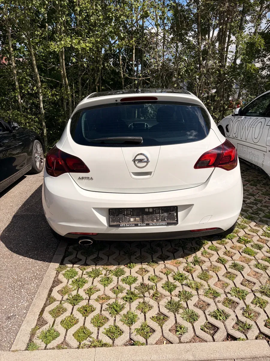 Opel Astra 2011 photo 2
