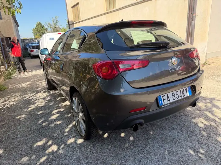 Alfa Romeo Giulietta 2010 photo 4