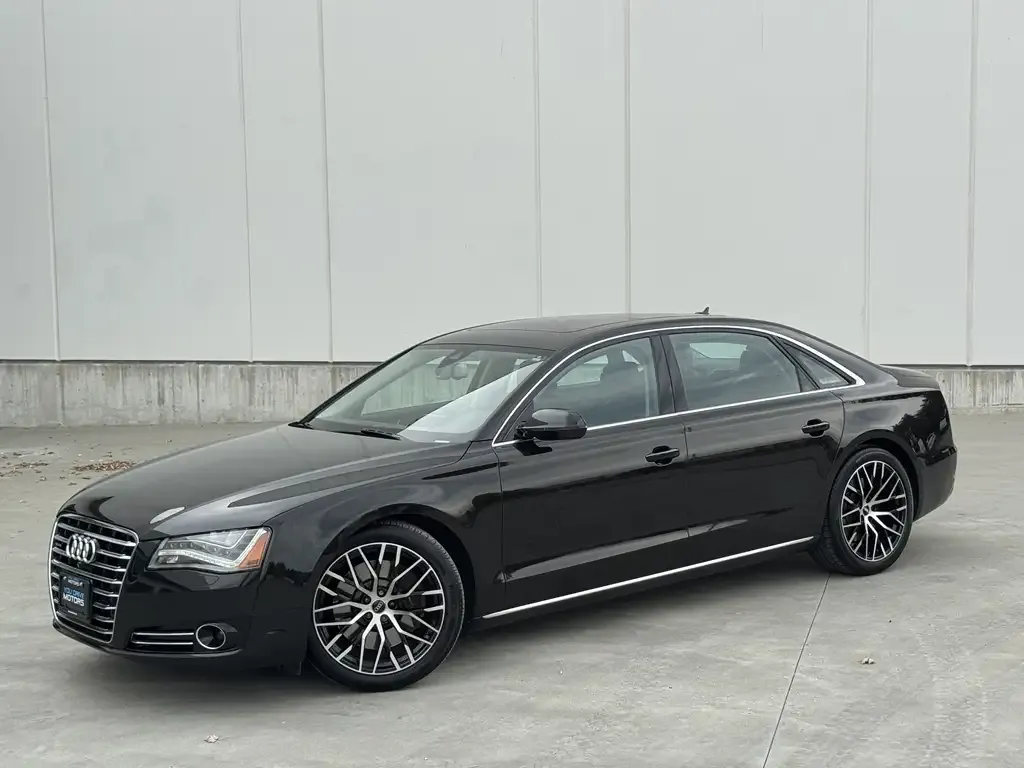 Audi A8 2013 photo 2