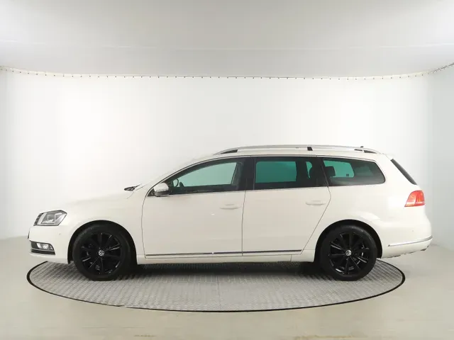 Volkswagen Passat Variant 2012 photo 2
