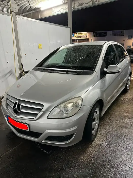 Mercedes-Benz B180