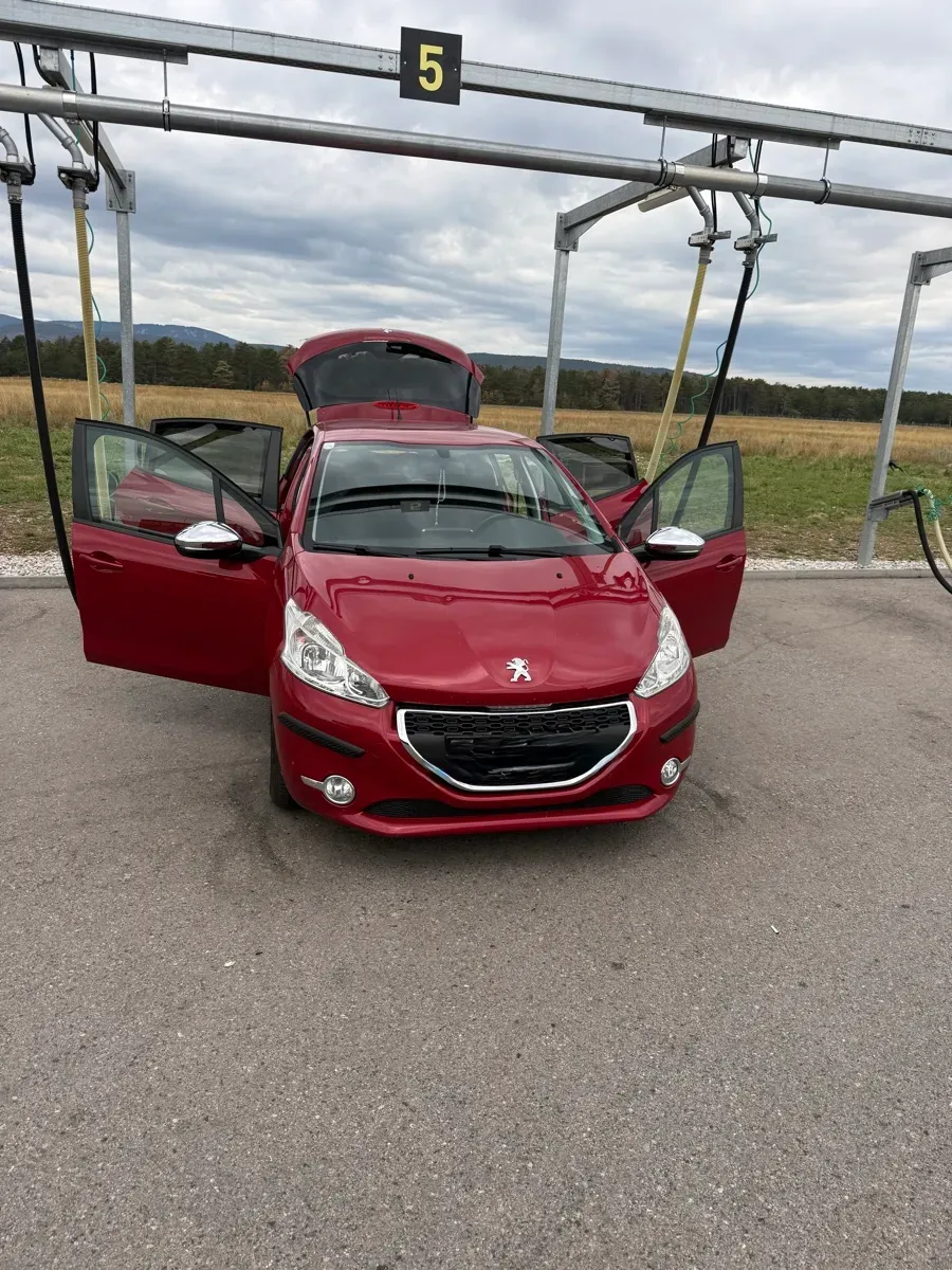 Peugeot 208 2015 photo 2