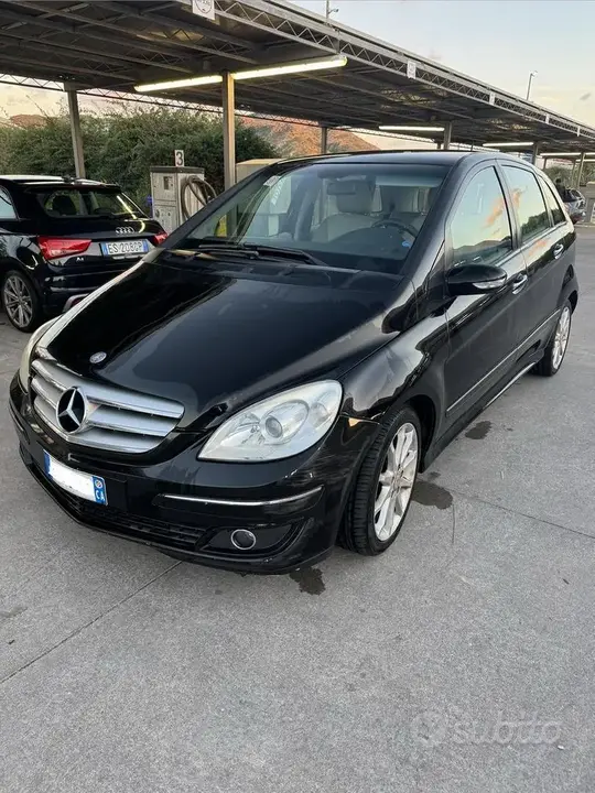 Mercedes-Benz B180