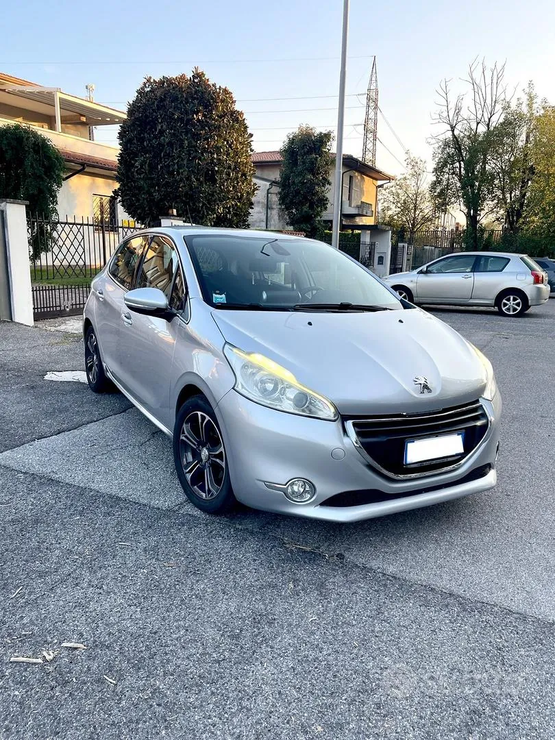 Peugeot 208 2014 photo 2