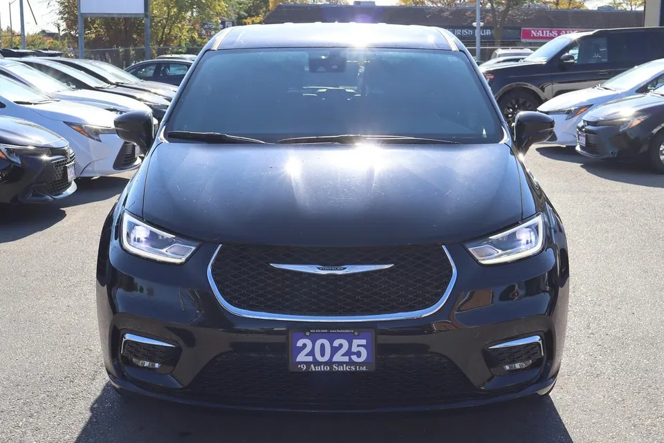Chrysler Pacifica 2025 photo 2
