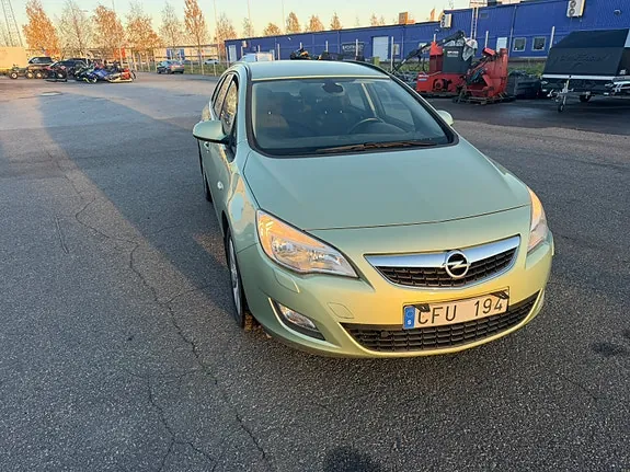 Opel Astra 2011 photo 2